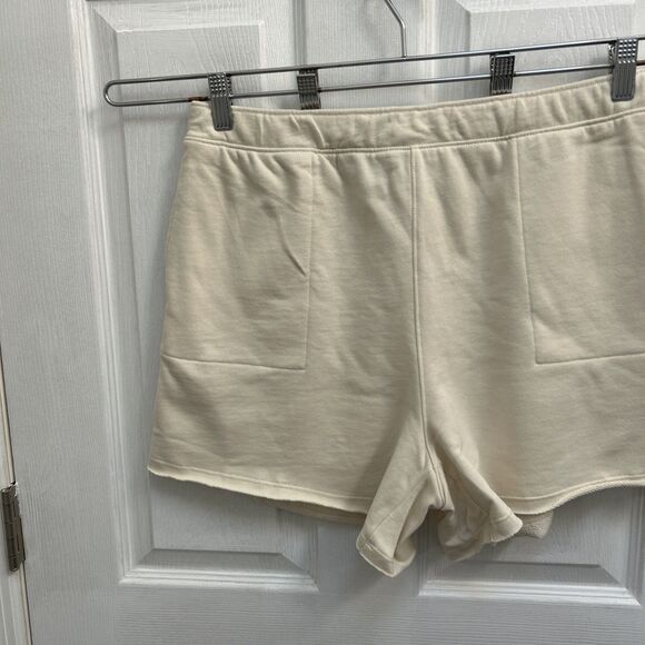 NWT Universal Thread Women's Cream Pocket Sweat Shorts Size Medium - Picture 4 of 16